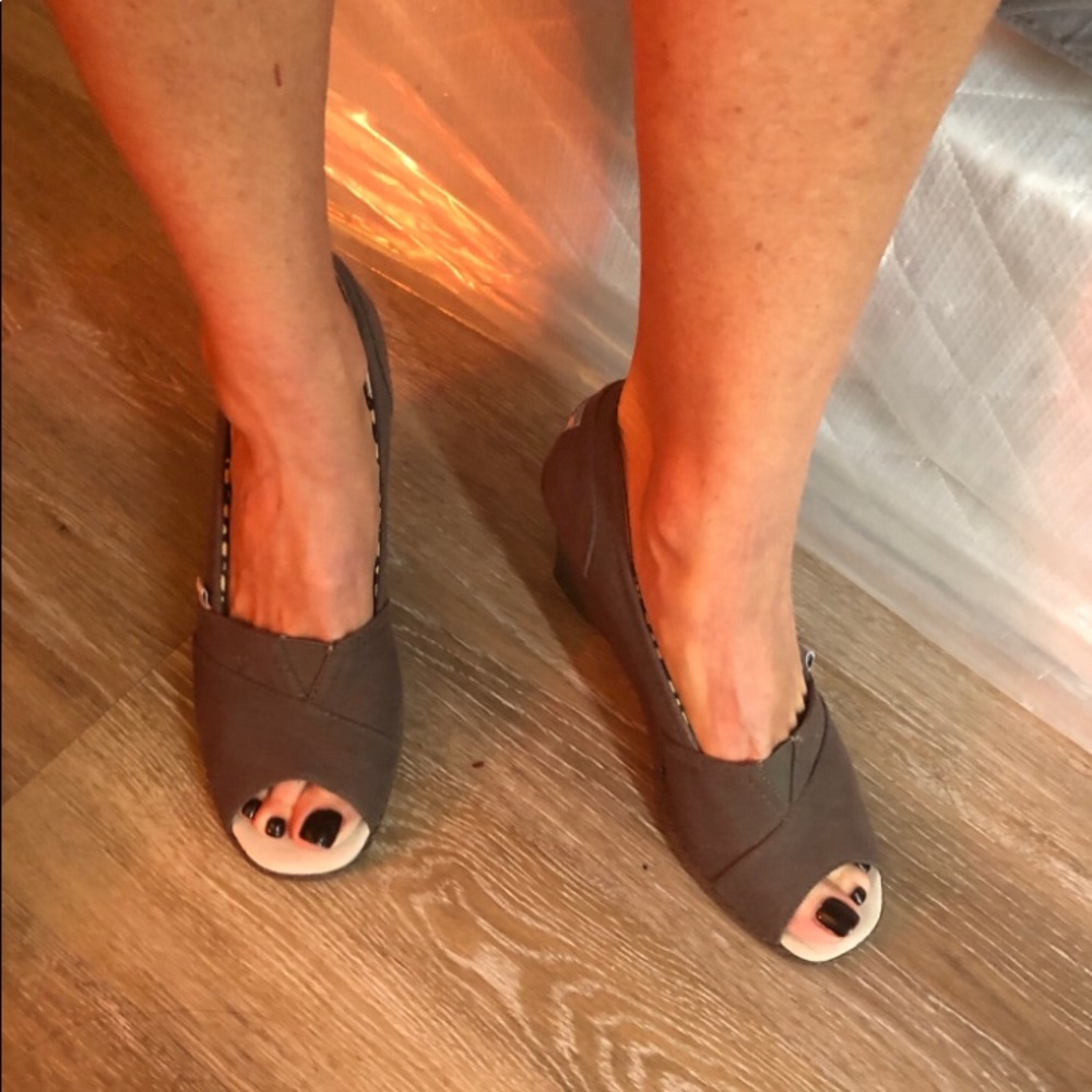 TOM’s Light Brown Wedges